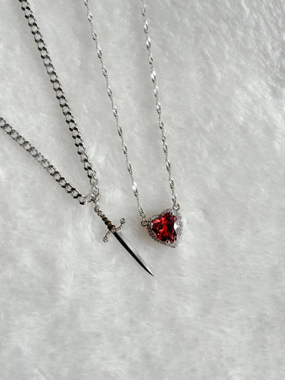Collier de coeur et d'épée assorti